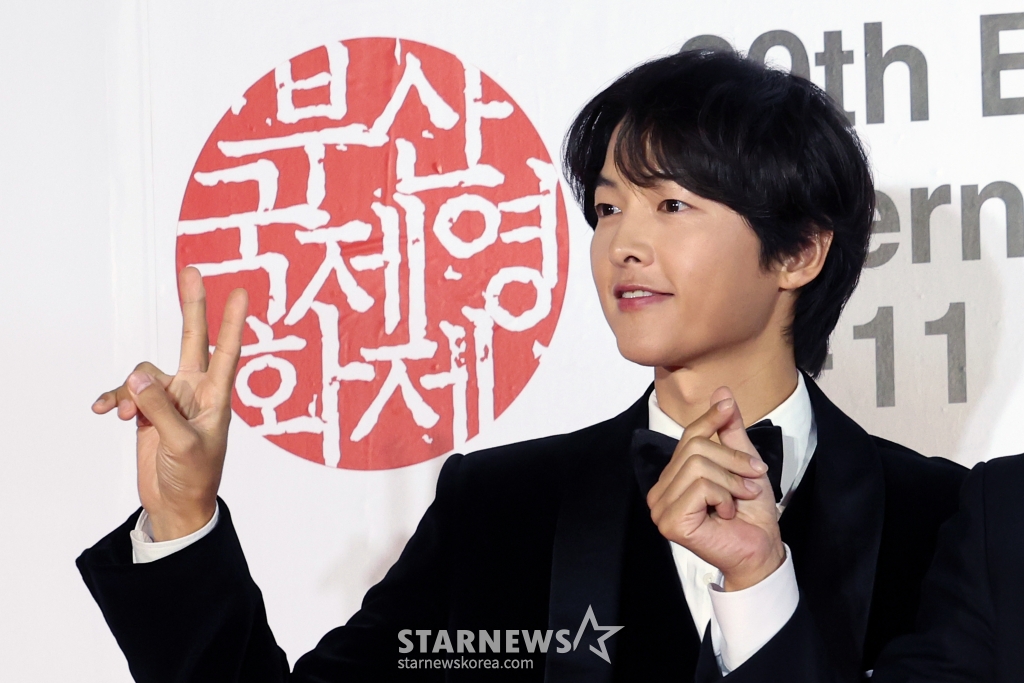 [부산=뉴시스] 박진희 기자 = 영화 '보고타: 마지막 기회의 땅' 배우 송중기가 2일 부산 해운대구 영화의전당에서 열린 제29회 부산국제영화제 개막식 레드카펫 행사에 참석하고 있다. 2023.10.02. pak7130@newsis.com /사진=박진희