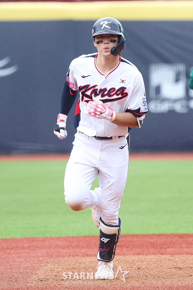 '2024 WBSC 프리미어12' B조 예선 한국-호주전이 지난 18일 대만 티엔무 야구장에서 열렸다. 한국 김도영이 6회말 2사 1루에서 좌월 2점 홈런을 날린 후 홈인하고 있다. /사진=김진경 대기자