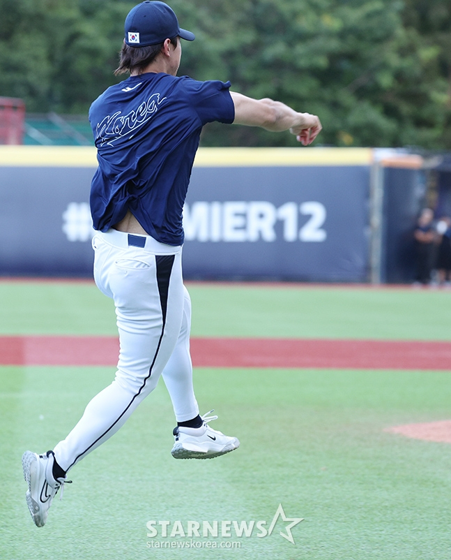 '2024 WBSC 프리미어12' B조 예선 한국-도미니카전이 지난 16일 대만 티엔무 야구장에서 열렸다. 김도영이 수비 훈련을 하고 있다. /사진=김진경 대기자