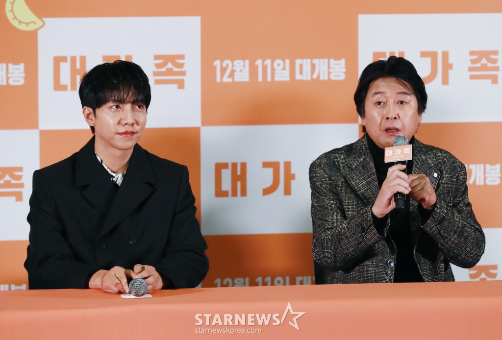 배우 김윤석, 이승기가 21일 오후 서울 송파구 롯데시네마 월드타워점에서 진행된 영화 '대가족'(감독 양우석) 언론배급시사회 및 기자간담회에 참석해 질문에 답하고 있다. /2024.11.21 /사진=이동훈 photoguy@