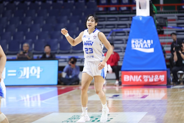 우리은행 김단비가 21일 BNK와 경기에서 득점 후 기뻐하고 있다. /사진=WKBL 제공