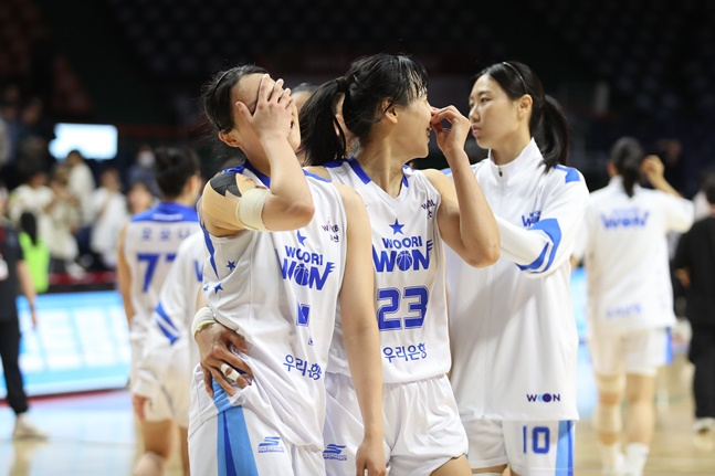 우리은행 김단비(가운데)가 21일 BNK전 승리 후 동료들과 기뻐하고 있다. /사진=WKBL 제공