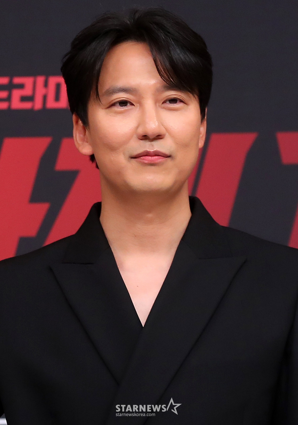 배우 김남길이 8일 오후 서울 양천구 목동 SBS 사옥에서 진행된 금토드라마 '열혈사제2' 제작발표회에 참석해 포즈를 취하고 있다. '열혈사제2' 낮에는 사제, 밤에는 벨라또의 역할을 위해 천사파 보스로 활약하는 분노 조절 장애 열혈 신부 김해일(김남길 분)이 부산으로 떠 국내 최고 마약 카르텔과 한판 뜨는 노빠꾸 공조 수사극이다. 2024.11.08 /사진=김창현 chmt@
