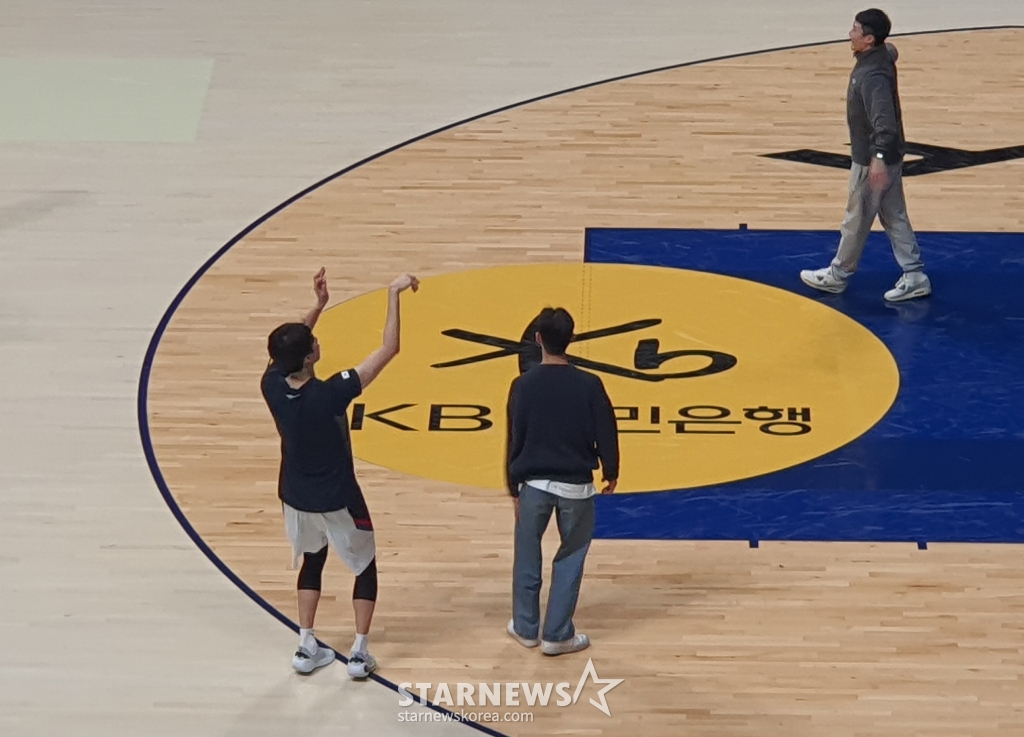 이현중이 지난 21일 인도네시아와 2025 국제농구연맹(FIBA) 아시아컵 예선 A조 3차전이 끝난 뒤 홀로 코트에 남아 슛 연습을 하고 있다. /사진=박재호 기자