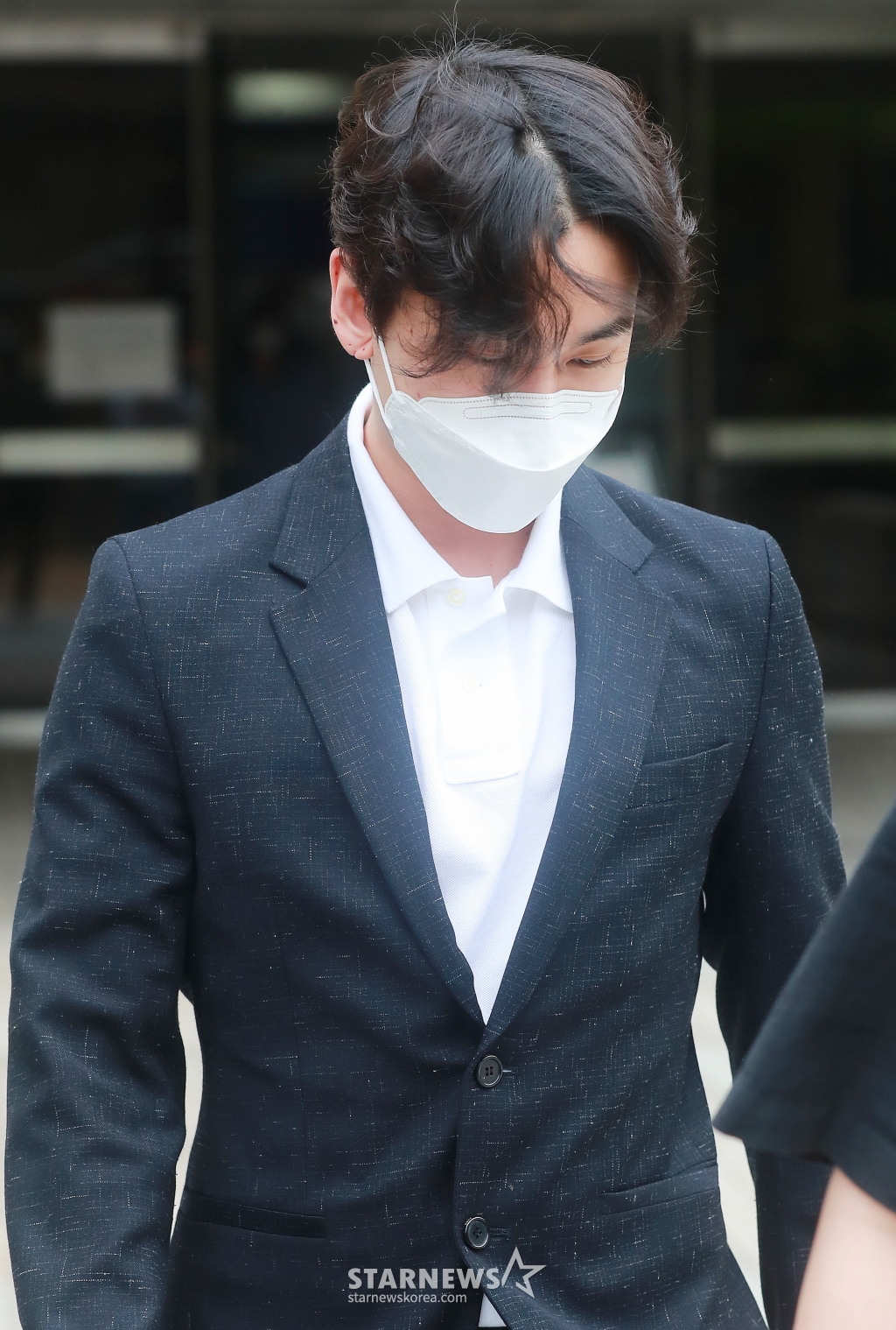 대마초 상습 흡연 혐의를 받고 있는 그룹 비투비 전 멤버 정일훈이 20일 오후 서울 서초구 서울중앙지방법원에서 열린 2차 공판을 마친뒤 청사를 나서고 있다.