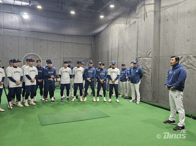 이호준 NC 감독(맨 오른쪽)이 선수들에게 당부를 전하고 있다. /사진=NC 다이노스 제공