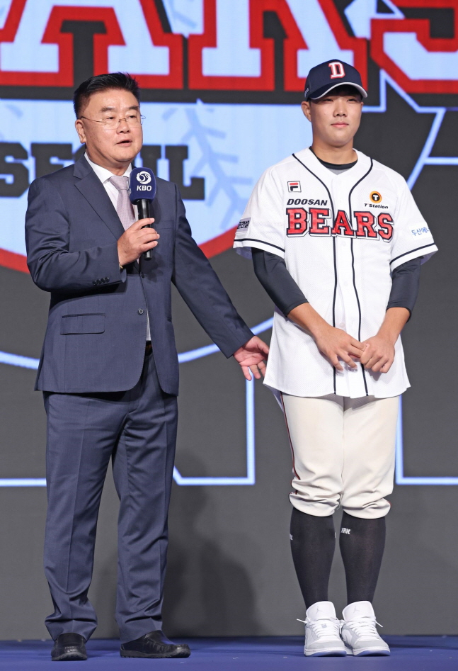2025 신인 드래프트에서 두산이 1라운드에서 선택한 내야수 박준순(오른쪽)과 김태룡 단장. /사진=두산 베어스 제공