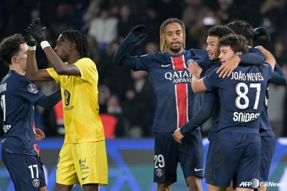 PSG 선수들이 23일 오전 5시(한국시간) 프랑스 파리의 파르크 데 프린스에서 열린 2024~2025시즌 프랑스 리그1 12라운드에서 득점 후 기뻐하고 있다. /AFPBBNews=뉴스1