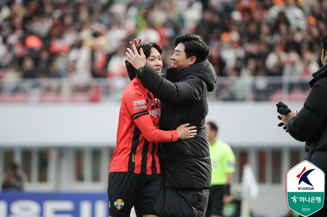 양민혁(왼쪽)과 윤정환 강원 감독이 기쁨을 나누고 있다. /사진=한국프로축구연맹 제공