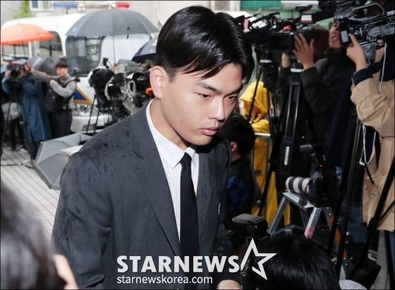 미디어라인 문영일 프로듀서에게 폭행을 당했다고 고소한 밴드 더 이스트라이트 이석철이 26일 오후 서울 서초구 방배경찰서에서 진행되는 고소인 조사를 받기 위해 출석하고 있다. /사진=김창현 기자 chmt@