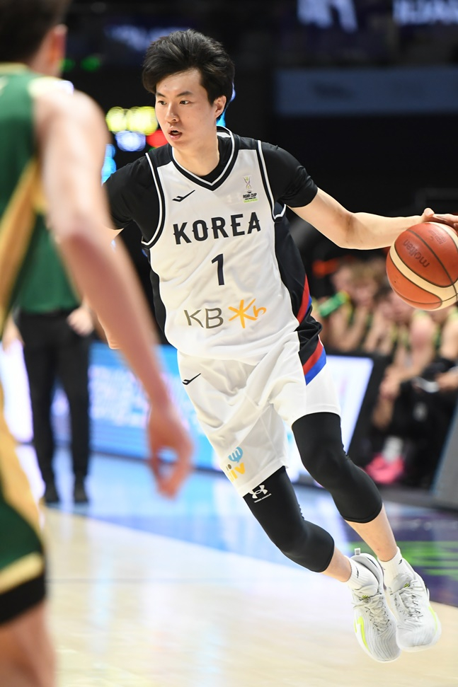 이현중이 24일 고양 소노 아레나에서 열린 호주와 2025 국제농구연맹(FIBA) 아시아컵 예선 WINDOW-2 A조 4차전에서 돌파를 시도하고 있다. /사진=대한민국농구협회 제공