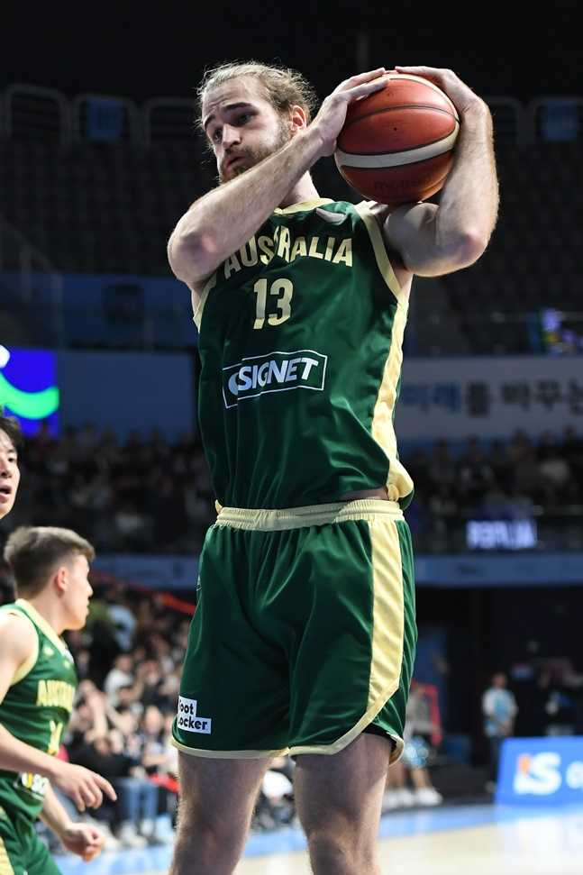 호주 샘 프롤링이 24일 열린 한국과 2025 국제농구연맹(FIBA) 아시아컵 예선 WINDOW-2 경기에서 리바운드를 따내고 있다. /사진=대한민국농구협회 제공