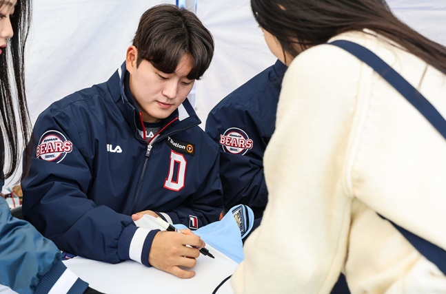 김택연이 팬들에게 사인을 해주고 있다. /사진=두산 베어스 제공