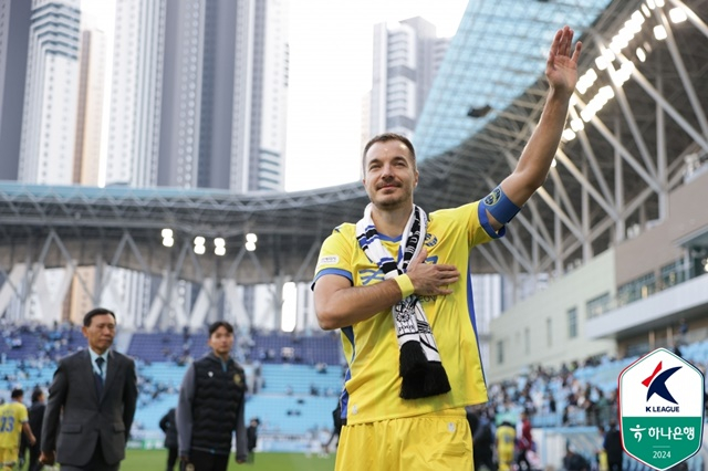 인천유나이티드 팬들에게 인사하는 무고사. /사진=한국프로축구연맹 제공