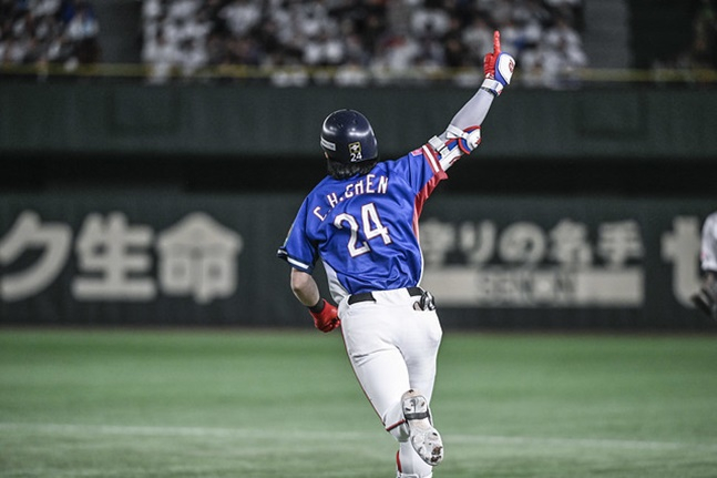 천제셴이 5회말 스리런 홈런을 날리고 세리머니를 하고 있다. /사진=WBSC 공식 홈페이지 갈무리