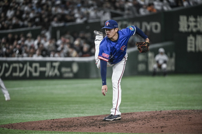 구원 등판한 장이가 투구를 하고 있다. /사진=WBSC 공식 홈페이지 갈무리