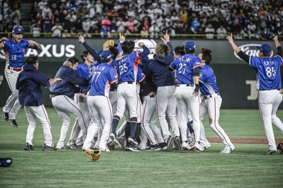대만이 24일 일본 도쿄돔에서 열린 일본과 2024 세계야구소프트볼연맹(WBSC) 프리미어12 결승전에서 우승을 차지한 뒤 그라운드로 나와 환호하고 있다. /사진=WBSC 공식 홈페이지