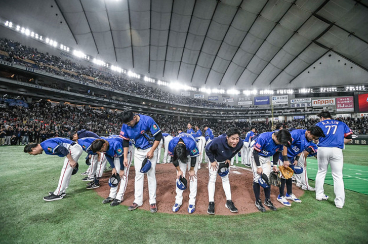 대만이 24일 일본 도쿄돔에서 열린 일본과 2024 세계야구소프트볼연맹(WBSC) 프리미어12 결승전에서 우승을 차지한 후 그라운드로 나와 인사하고 있다. /사진=WBSC 공식 홈페이지
