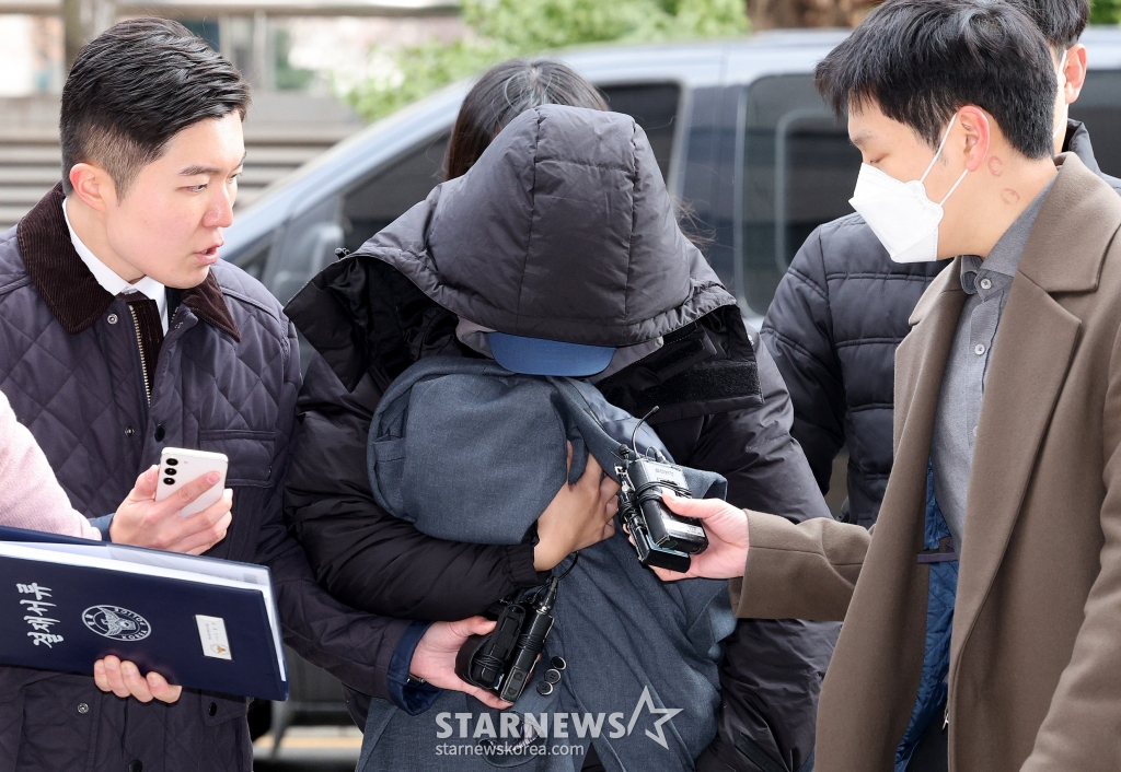 배우 故 이선균에게 협박해 수천만 원을 받은 20대 여성 B씨가 인천 미추홀구 인천지방법원에서 열린 구속 전 피의자 심문(영장실질심사)에 출석하고 있다. 2023.12.28 /사진=뉴스1