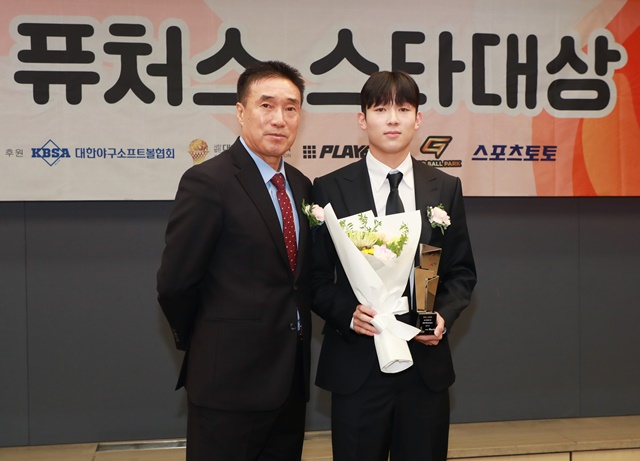 25일 오후 서울 프레스센터에서 진행된 2024 퓨처스 스타대상 시상식(주최 스타뉴스)에서 축구부문 스타대상을 수상한 양민혁(오른쪽, 강원FC)이 하석주 대한축구협회 부회장과 포즈를 취하고 있다. /사진=이동훈 기자