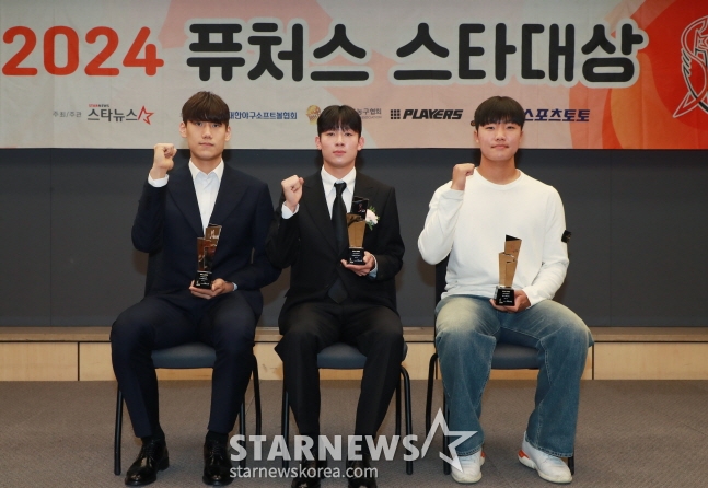 정우주(오른쪽)가 농구, 축구 스타대상 수상자 박정웅(왼쪽), 양민혁과 함께 기념 촬영을 하고 있다. /사진=이동훈 기자