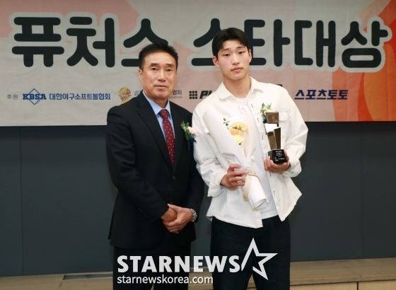 하석주(왼쪽) 대한축구협회(KFA) 부회장과 손정범이 25일 서울 중구 한국프레스센터 기자회견장에서 열린 '2024 퓨처스 스타대상'에서 기념 촬영을 하고 있다. /사진=이동훈 기자