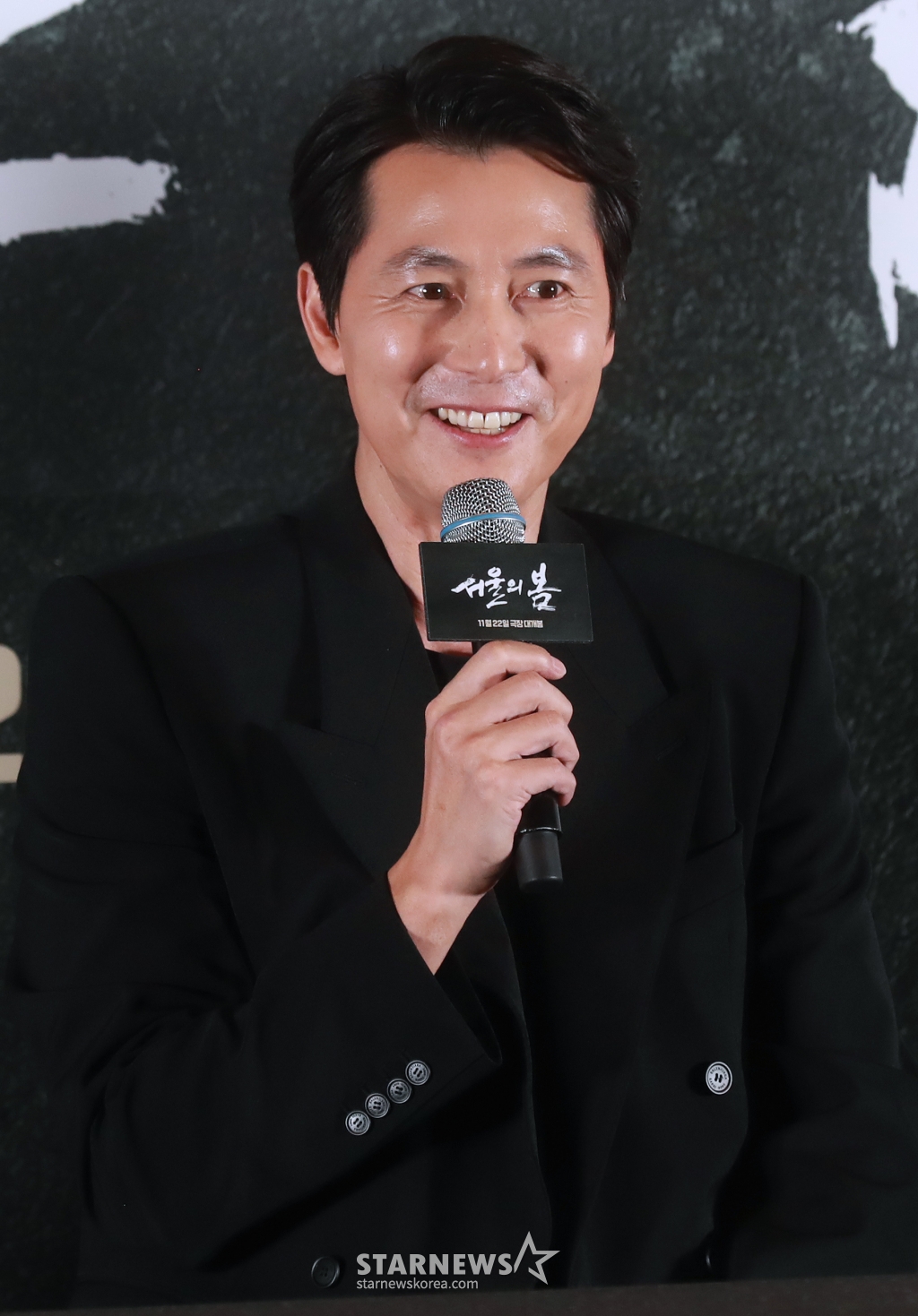배우 정우성이 9일 오후 서울 강남구 메가박스 코엑스에서 진행된 영화 '서울의 봄'(감독 김성수) 언론시사회 및 기자간담회에 참석해 질문에 답하고 있다. 1979년 12월 12일 수도 서울에서 일어난 신군부 세력의 반란을 막기 위한 일촉즉발의 9시간을 그린 영화 '서울의 봄'은 오는 22일 개봉한다. /2023.11.09 /사진=이동훈