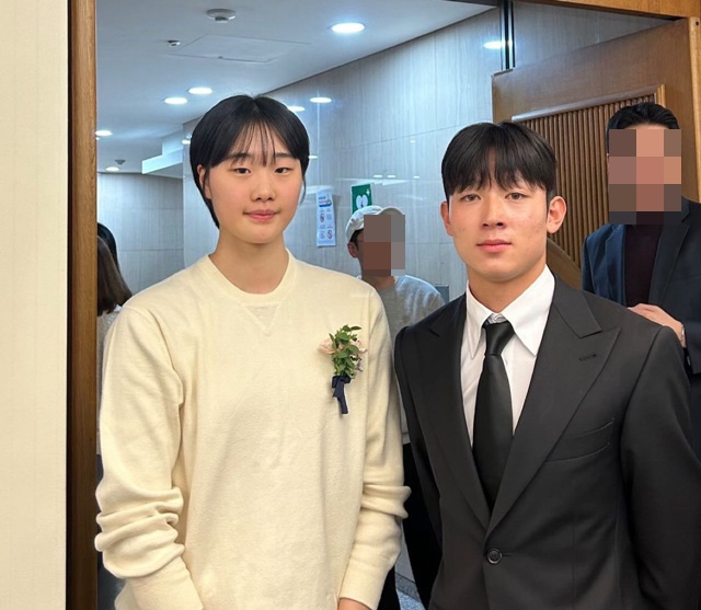 수피아여고 이가현(왼쪽)이 토트넘 입단 예정인 양민혁과 기념촬영을 하고 있다. /사진=이가현 제공