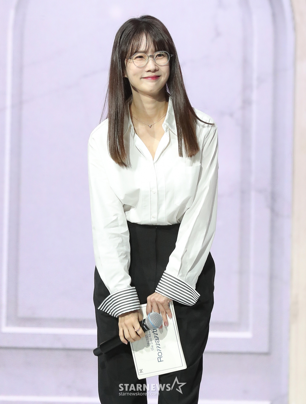 배우 박소현이 19일 오후 서울 광진구 광장동 예스24 라이브홀에서 진행된 그룹 뉴이스트 정규 2집 'Romanticize'(로맨티사이즈) 발매 기념 쇼케이스에서 진행하고 있다. 뉴이스트의 이번 앨 타이틀곡 'INSIDE OUT'(인사이드 아웃)은 이별을 앞두고 아무렇지 않은 척했으나 자신의 본심을 깨닫고 상대에게 달려가는 모습을 그려낸 칠 하우스(Chill House) 장르의 곡으로, 한마디로 정의할 수 없는 복합적인 감정의 이동을 섬세한 가사로 표현했다. 2021.04.19