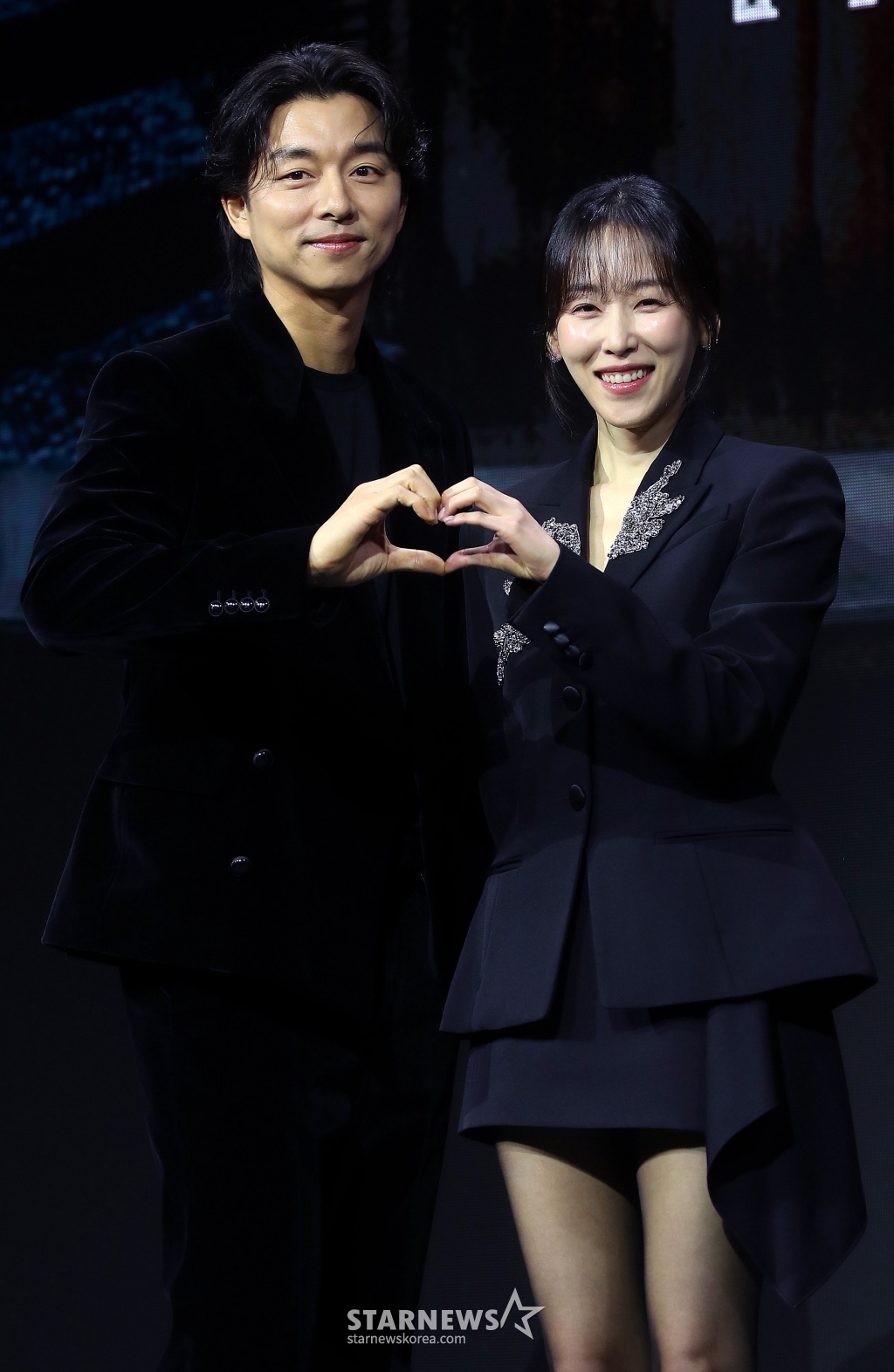배우 공유, 서현진이 26일 오전 서울 강남구 역삼동 라움아트센터에서 진행된 넷플릭스 시리즈 '트렁크' 제작발표회에 참석해 포즈를 취하고 있다. '트렁크'는 호숫가에 떠오른 트렁크로 인해 밝혀지기 시작한 비밀스러운 결혼 서비스와 그 안에 놓인 두 남녀의 이상한 결혼 이야기를 그린 미스터리 멜로다. 오는 29일 공개. 2024.11.26 /사진=김창현 chmt@