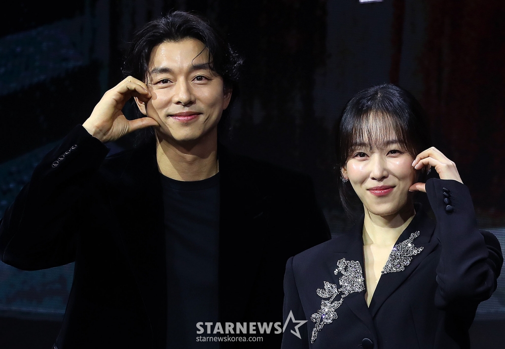 배우 공유, 서현진이 26일 오전 서울 강남구 역삼동 라움아트센터에서 진행된 넷플릭스 시리즈 '트렁크' 제작발표회에 참석해 포즈를 취하고 있다. '트렁크'는 호숫가에 떠오른 트렁크로 인해 밝혀지기 시작한 비밀스러운 결혼 서비스와 그 안에 놓인 두 남녀의 이상한 결혼 이야기를 그린 미스터리 멜로다. 오는 29일 공개. 2024.11.26 /사진=김창현 chmt@