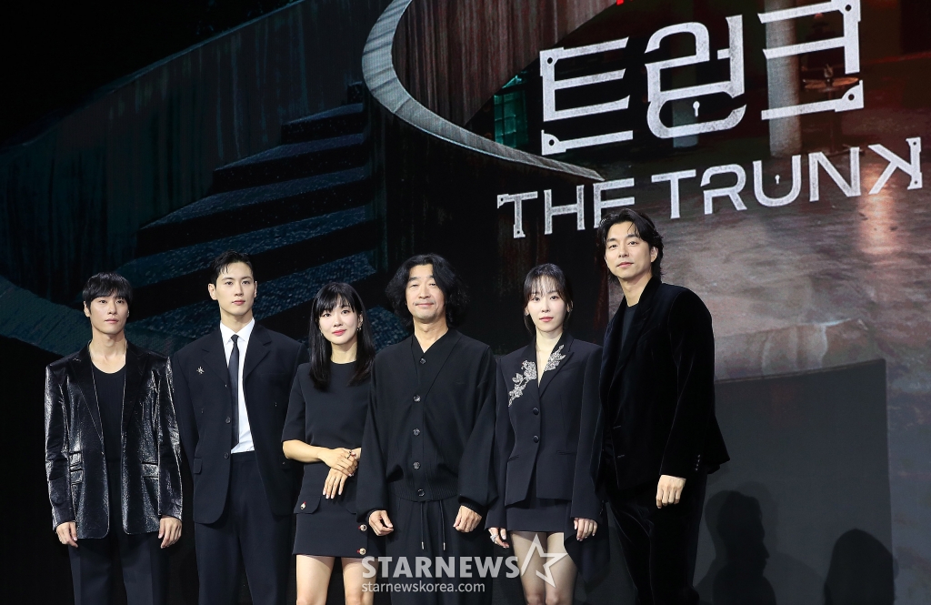 김규태 감독(왼쪽 네번재), 배우 김동원, 조이건, 정윤하, 서현진, 공유가 26일 오전 서울 강남구 역삼동 라움아트센터에서 진행된 넷플릭스 시리즈 '트렁크' 제작발표회에 참석해 포즈를 취하고 있다. '트렁크'는 호숫가에 떠오른 트렁크로 인해 밝혀지기 시작한 비밀스러운 결혼 서비스와 그 안에 놓인 두 남녀의 이상한 결혼 이야기를 그린 미스터리 멜로다. 오는 29일 공개. 2024.11.26 /사진=김창현 chmt@
