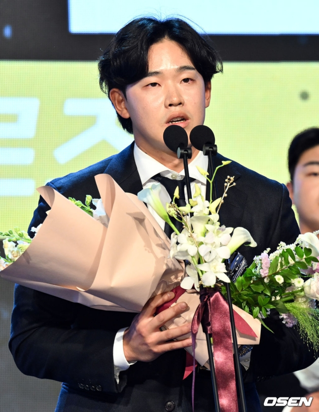키움 김웅빈이 26일 오후 2시 서울 롯데호텔 월드 크리스탈볼룸에서 열린 '2024 신한 SOL 뱅크 KBO 시상식'에서 북부리그 타율상을 수상하고 소감을 전하고 있다.