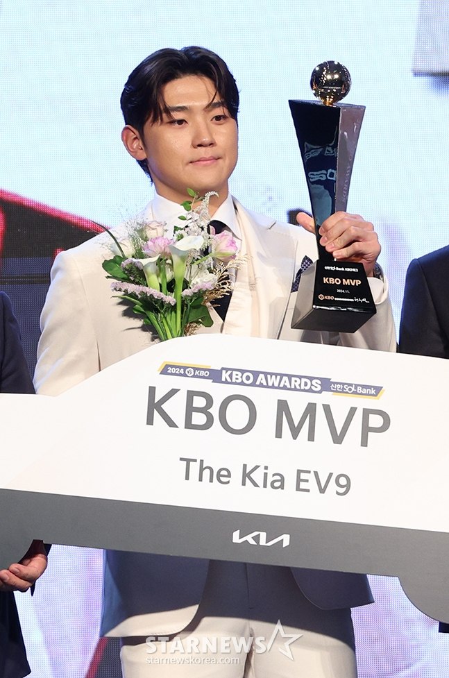 2024 신한은행 SOL뱅크 KBO 시상식이 26일 서울 송파구 롯데호텔 월드 크리스탈 볼룸에서 열렸다. 김도영(KIA)이 MVP 수상 후 포즈를 취하고 있다. /사진=김진경 대기자