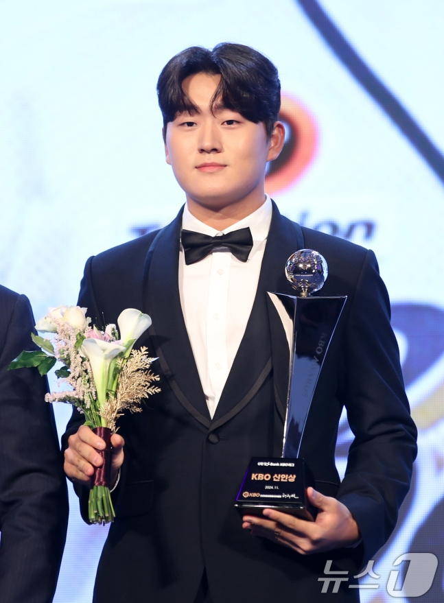 두산 김택연이 신인상 트로피를 들고 포즈를 취하고 있다. /사진=뉴스1