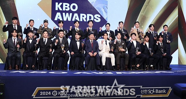 2024 신한은행 SOL뱅크 KBO 시상식이 26일 서울 송파구 롯데호텔 월드 크리스탈 볼룸에서 열렸다. MVP 김도영, 신인상 김택연 등 각 부문 수상자들이 시상식 후 허구연 KBO 총재와 기념촬영을 하고 있다. /사진=김진경 대기자