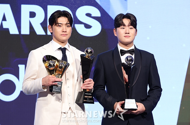 26일 서울 롯데호텔 월드 크리스탈볼룸에서 열린 2024 KBO 시상식에서 MVP를 차지한 김도영(왼쪽)과 신인상을 수상한 김택연이 포즈를 취하고 있다. /사진=김진경 대기자
