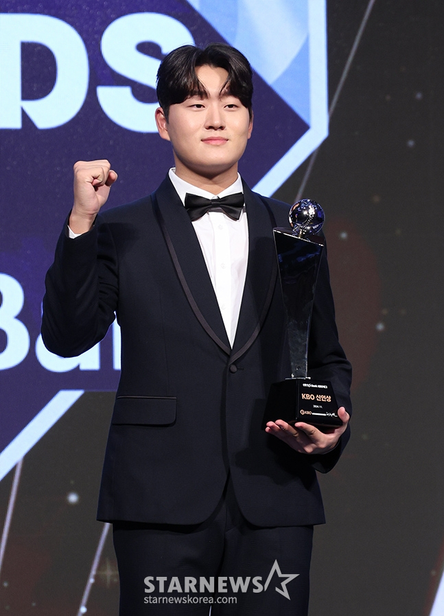 두산 김택연이 26일 서울 롯데호텔 월드 크리스탈볼룸에서 열린 2024 KBO 시상식에서 신인상을 수상한 후 트로피를 들고 포즈를 취하고 있다. /사진=김진경 대기자