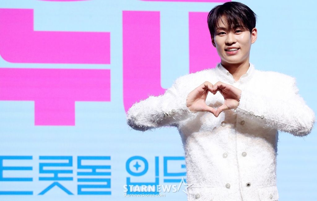 그룹 마이트로 임채평이 26일 오후 서울 강남구 슈피겐홀에서 진행된 TV조선 예능 '트롯돌 입덕기: 진심누나' 기자간담회에 참석해 포즈를 취하고 있다. '진심누나'는 덕질에 진심인 누나들이 '신인 트롯돌'이라고 쓰고 '내 가수'라 읽는 MYTRO(마이트로)의 피, 땀, 눈물 어린 성장 드라마를 함께하며 이들의 슈퍼스타 등극을 응원하는 팬심 서포트 프로젝트다. 2024.11.26 /사진=김창현 chmt@