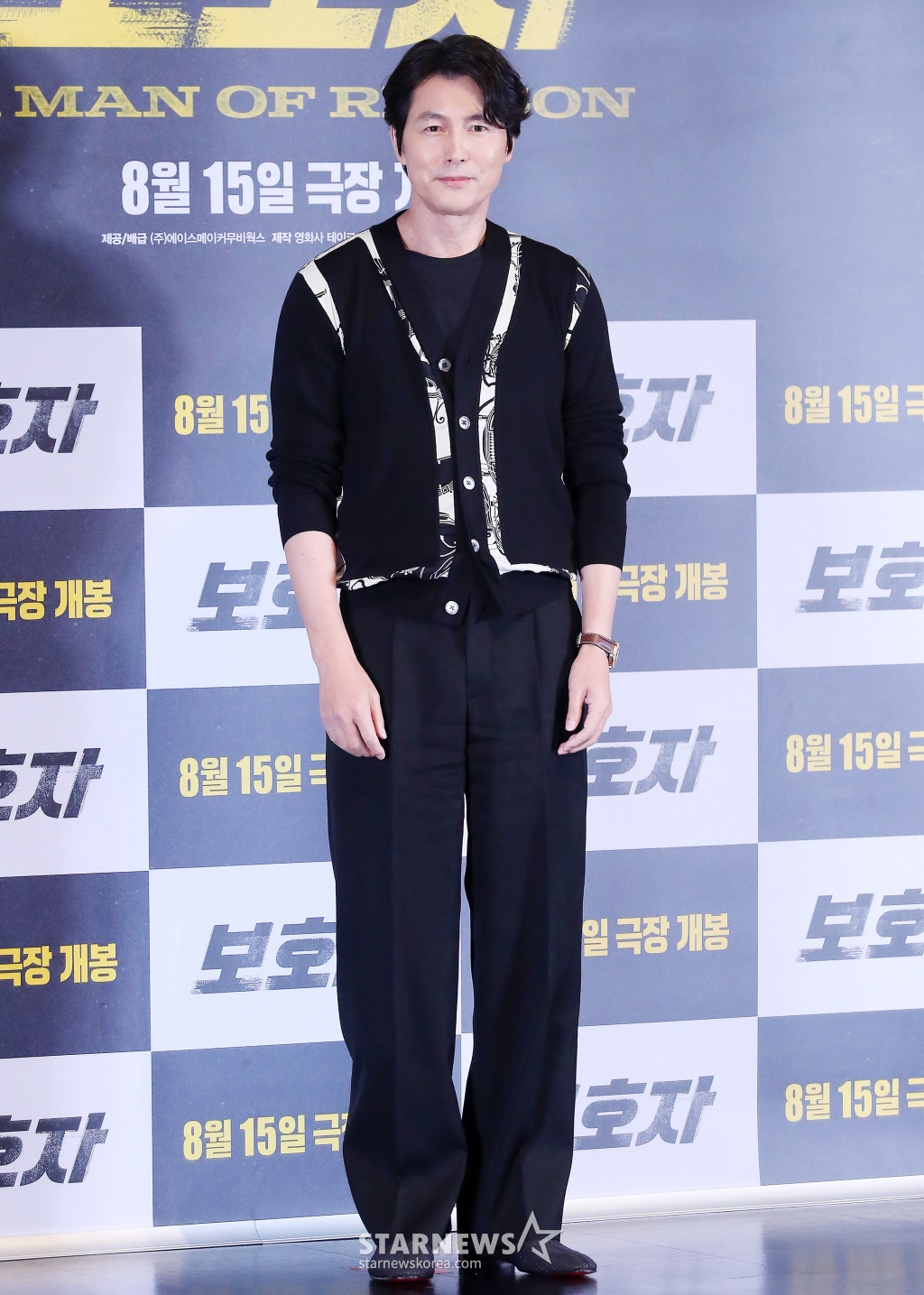 감독 겸 배우 정우성이 9일 오후 서울 광진구 건대입구 롯데시네마에서 진행된 영화 '보호자' 언론시사회 및 기자간담회에 참석해 포즈를 취하고 있다. 정우성 감독의 첫 장 영화인 '보호자'는 10년 만에 출소해 몰랐던 딸의 존재를 알고 평범하게 살기를 원하는 수혁과 그를 노리는 이들 사이의 이야기를 그린 액션 영화다. 오는 15일 개봉. 2023.08.09 /사진=김창현
