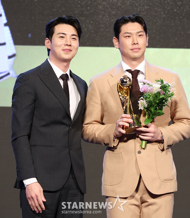 LG 홍창기(오른쪽)가 26일 서울 롯데호텔 월드 크리스탈볼룸에서 열린 2024 신한 SOL뱅크 KBO 시상식에서 우익수 부문 수비상을 받고 있다. /사진=김진경 대기자