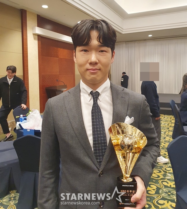 두산 조수행이 27일서울 롯데호텔 월드 크리스탈볼룸에서 열린 2024 신한 SOL뱅크 KBO 시상식 종료 후 트로피를 들고 포즈를 취하고 있다. /사진=양정웅 기자