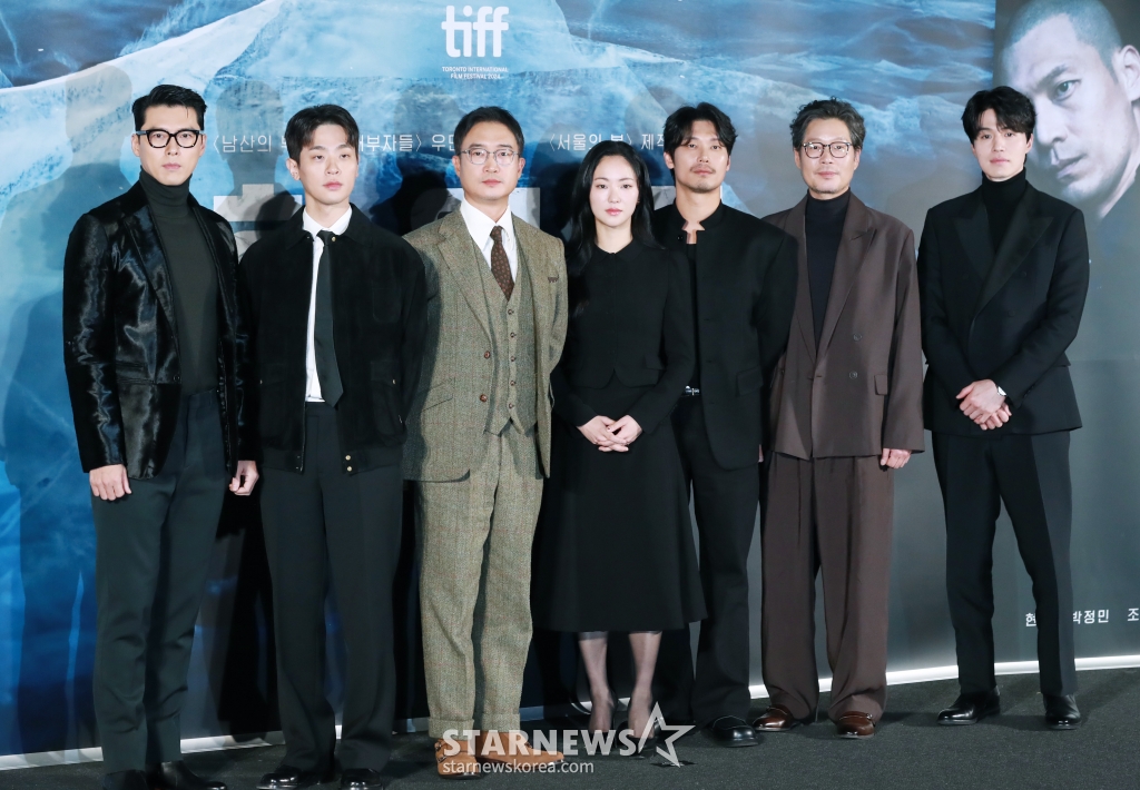 배우 현빈, 박정민, 조우진, 전여빈, 박훈, 유재명, 이동욱이 27일 오전 서울 CGV용산아이파크몰에서 진행된 영화 '하얼빈'(감독 우민호) 제작발표회에 참석해 포즈를 취하고 있다. /2024.11.27 /사진=이동훈 photoguy@