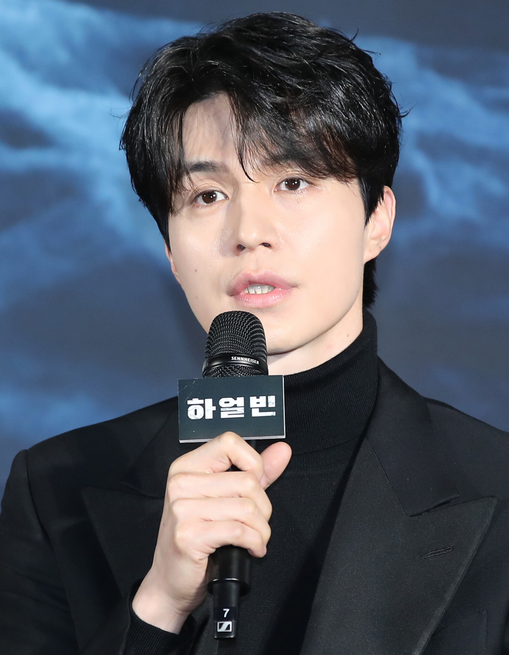 (서울=뉴스1) 권현진 기자 = 배우 이동욱이 27일 서울 용산구 CGV용산아이파크몰에서 열린 영화 '하얼빈'(감독 우민호) 제작보고회에 참석해 인사말을 하고 있다. '하얼빈'은 1909년, 하나의 목적을 위해 하얼빈으로 향하는 이들과 이를 쫓는 자들 사이의 숨 막히는 추적과 의심을 그린 작품이다. 2024.11.27/뉴스1 Copyright (C) 뉴스1. All rights reserved. 무단 전재 및 재배포, AI학습 이용 금지. /사진=(서울=뉴스1) 권현진 기자