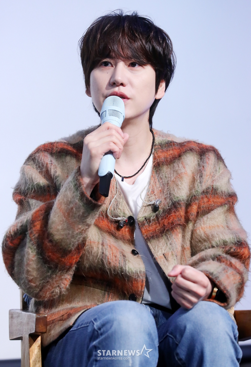 가수 규현이 27일 오후 서울 강남구 청담씨네시티에서 진행된 첫 번째 정규 앨범 'COLORS(컬러스)' 발매 기념 음감회에 참석해 인사말을 하고 있다. 타이틀곡 '하루마다 끝도 없이 (Unending Days)'는 가슴 아픈 이별의 후유증을 섬세하게 풀어낸 곡이다. 밴드 사운드를 기반으로 한 짜임새 있는 편곡과 선명한 멜로디 라인, 규현의 서정적인 보컬이 조화롭게 어우러져 높은 완성도를 자랑한다. 2024.11.27 /사진=김창현 chmt@