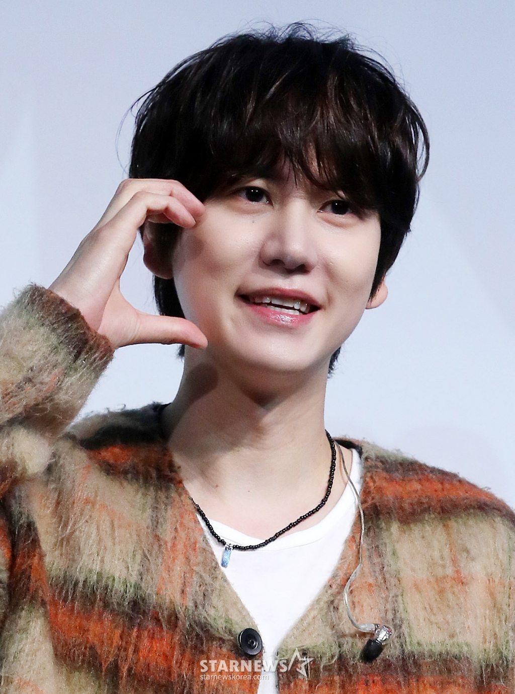 가수 규현이 27일 오후 서울 강남구 청담씨네시티에서 진행된 첫 번째 정규 앨범 'COLORS(컬러스)' 발매 기념 음감회에 참석해 포즈를 취하고 있다. 타이틀곡 '하루마다 끝도 없이 (Unending Days)'는 가슴 아픈 이별의 후유증을 섬세하게 풀어낸 곡이다. 밴드 사운드를 기반으로 한 짜임새 있는 편곡과 선명한 멜로디 라인, 규현의 서정적인 보컬이 조화롭게 어우러져 높은 완성도를 자랑한다. 2024.11.27 /사진=김창현 chmt@