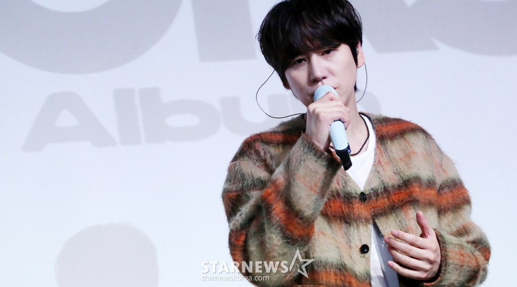 가수 규현이 27일 오후 서울 강남구 청담씨네시티에서 진행된 첫 번째 정규 앨범 'COLORS(컬러스)' 발매 기념 음감회에 참석해 포즈를 취하고 있다. 타이틀곡 '하루마다 끝도 없이 (Unending Days)'는 가슴 아픈 이별의 후유증을 섬세하게 풀어낸 곡이다. 밴드 사운드를 기반으로 한 짜임새 있는 편곡과 선명한 멜로디 라인, 규현의 서정적인 보컬이 조화롭게 어우러져 높은 완성도를 자랑한다. 2024.11.27 /사진=김창현 chmt@
