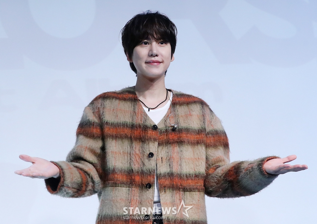 가수 규현이 27일 오후 서울 강남구 청담씨네시티에서 진행된 첫 번째 정규 앨범 'COLORS(컬러스)' 발매 기념 음감회에 참석해 포즈를 취하고 있다. 타이틀곡 '하루마다 끝도 없이 (Unending Days)'는 가슴 아픈 이별의 후유증을 섬세하게 풀어낸 곡이다. 밴드 사운드를 기반으로 한 짜임새 있는 편곡과 선명한 멜로디 라인, 규현의 서정적인 보컬이 조화롭게 어우러져 높은 완성도를 자랑한다. 2024.11.27 /사진=김창현 chmt@