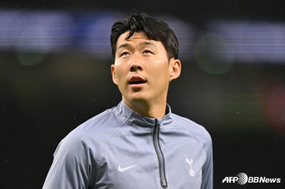 경기장에서 한 곳을 응시하는 손흥민의 모습. /AFPBBNews=뉴스1