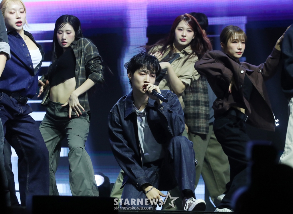 가수 제이비(JAY B)가 27일 오후 서울 광진구 예스24 라이브홀에서 진행된 첫 번째 솔로 정규앨범 'Archive 1: [Road Runner]'(아카이브 원: [로드 러너]) 발매 기념 쇼케이스에 참석해 멋진 무대를 선보이고 있다. 2024.11.27 /사진=김창현 chmt@